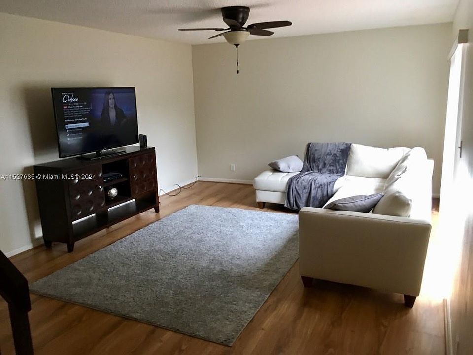 1st image of 532 SE 28th Ave