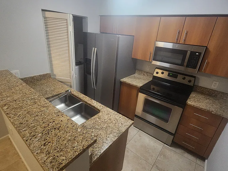 1050 Crystal Way #K — Photo 4