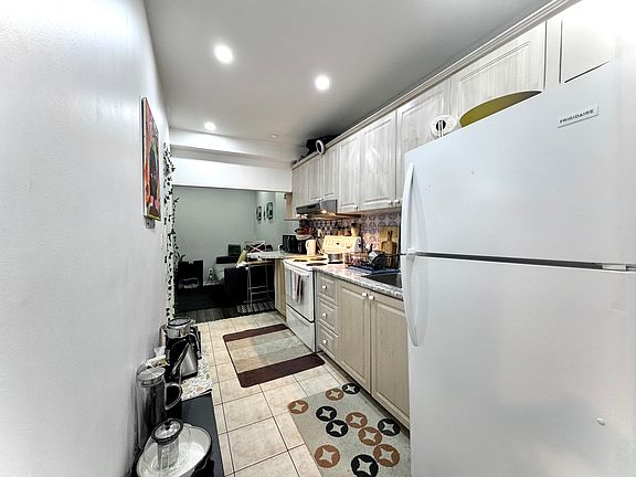 3rd image of 560 Bathurst St #101