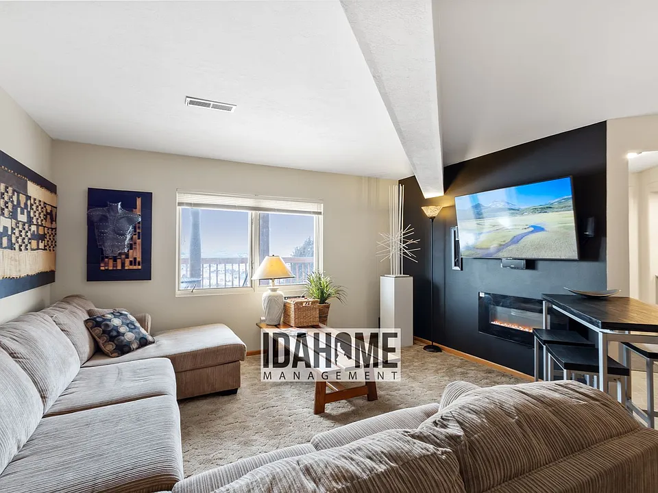 1045 Sagewood Pl