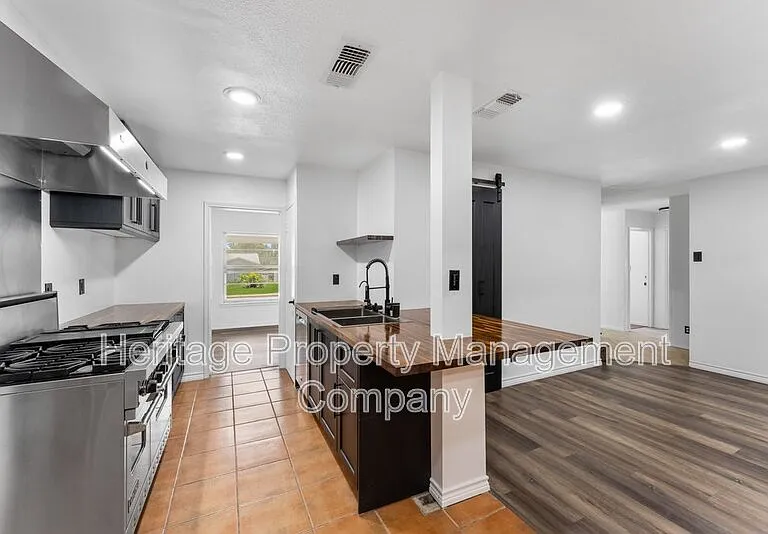 3614 Versailles Dr — Photo 16