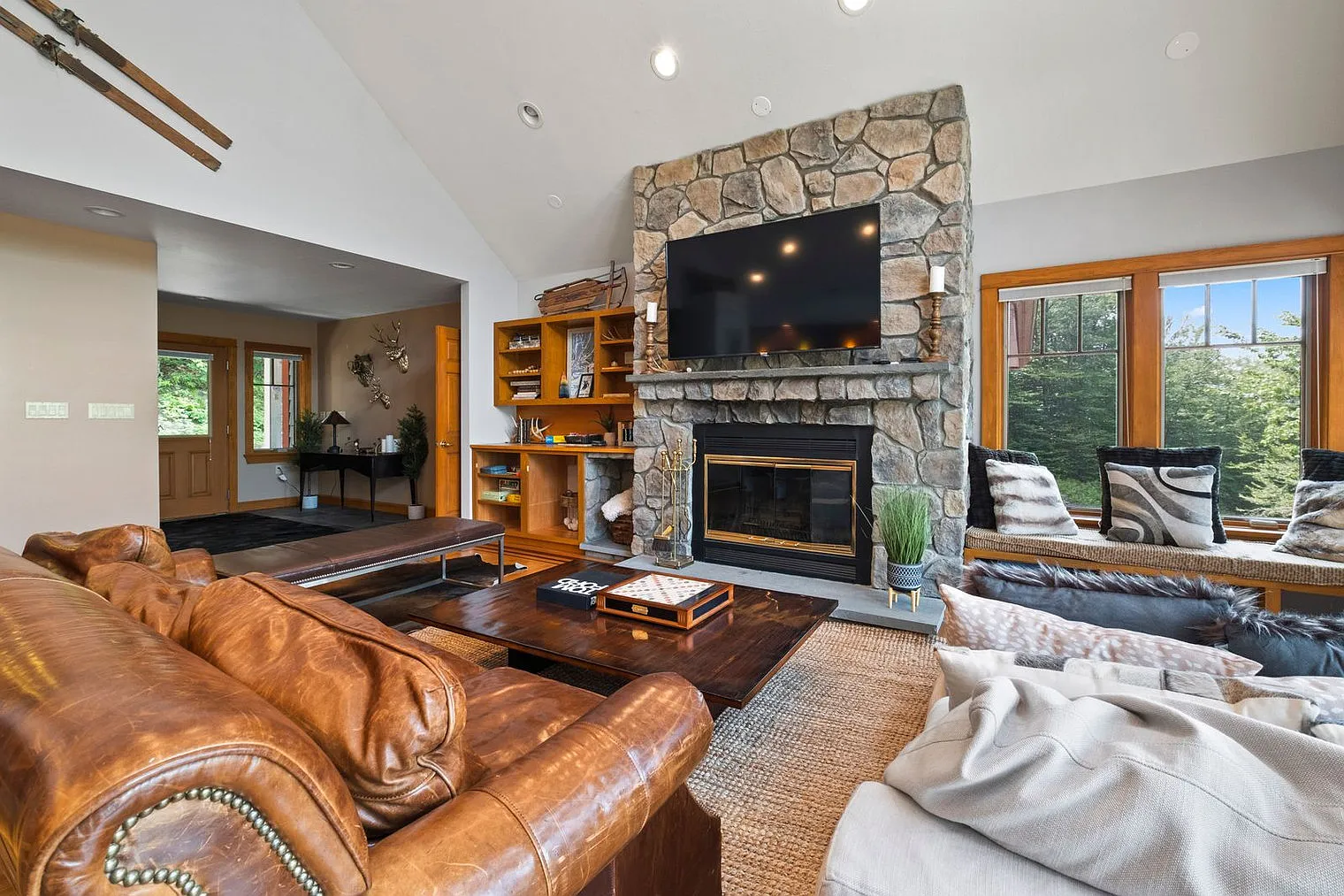 7 bed, 4.0 bath, 4499 sqft, $36,420 — Photo 3