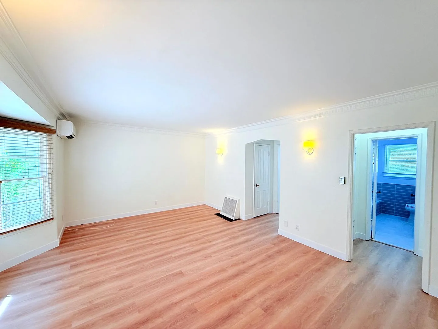Lovely Renovated Cozy and Spacious 1 Bed 1 bath Unit in Melrose-Fairfax area — Photo 2
