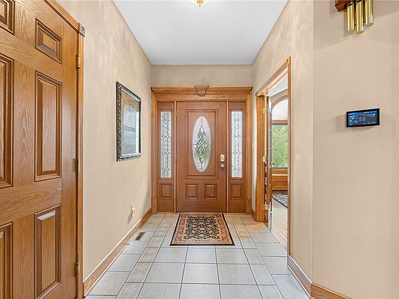 4th image of 202 NE Eaglewood Dr