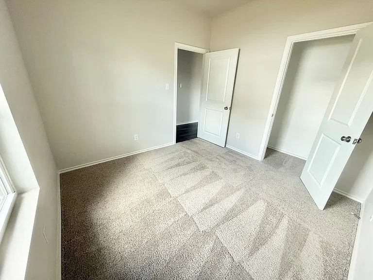 110 S Rainbow Dr — Photo 3