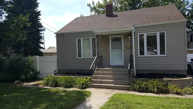 18326 Wentworth Ave photo 1