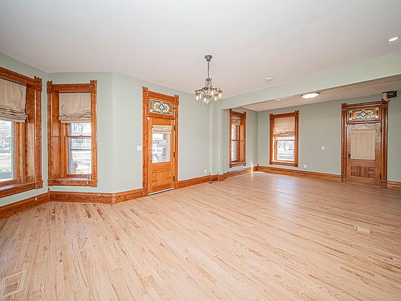5th image of 237 W 3rd St