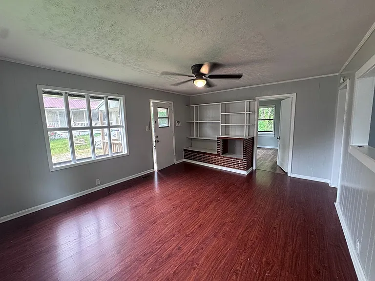 4924 Saks Rd #D — Photo 2