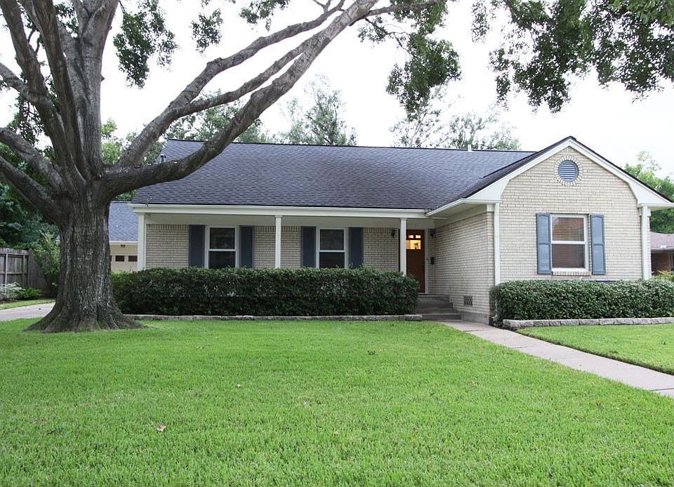 Front of home with majestic oak