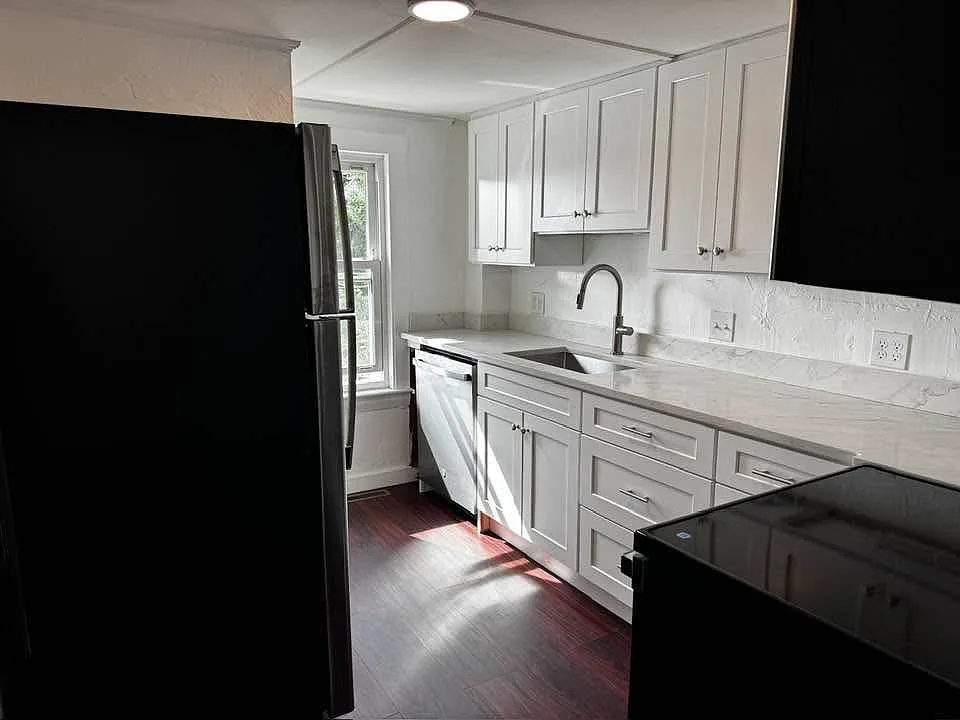 2 bed, 1000 sqft, $2,700 — Photo 2
