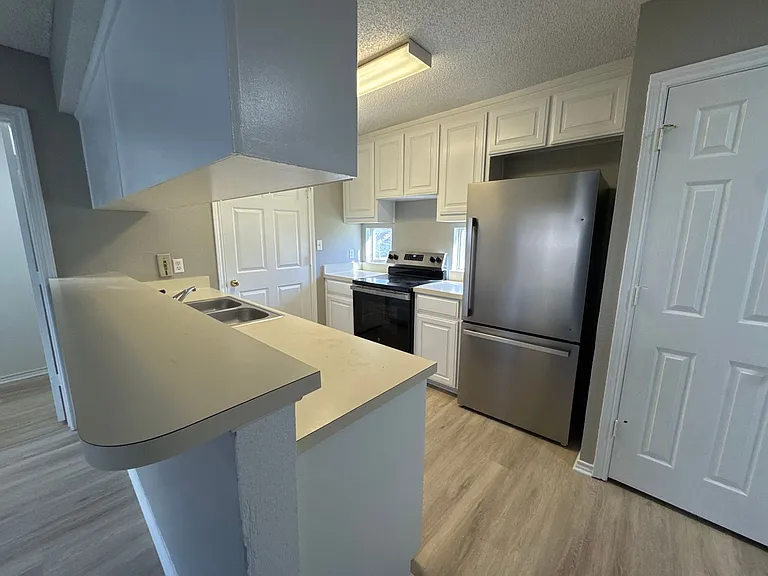 2310 W Hickory St — Photo 3