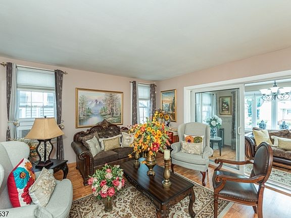 3rd image of 359 Pennington Ave