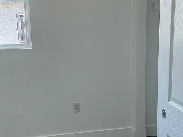 1419 E 61st St #1 — Photo 8