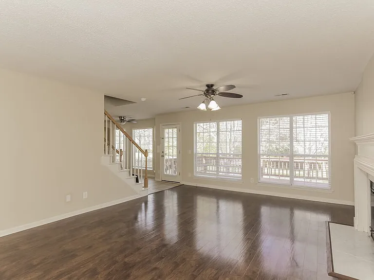 544 Carlisle Dr — Photo 6