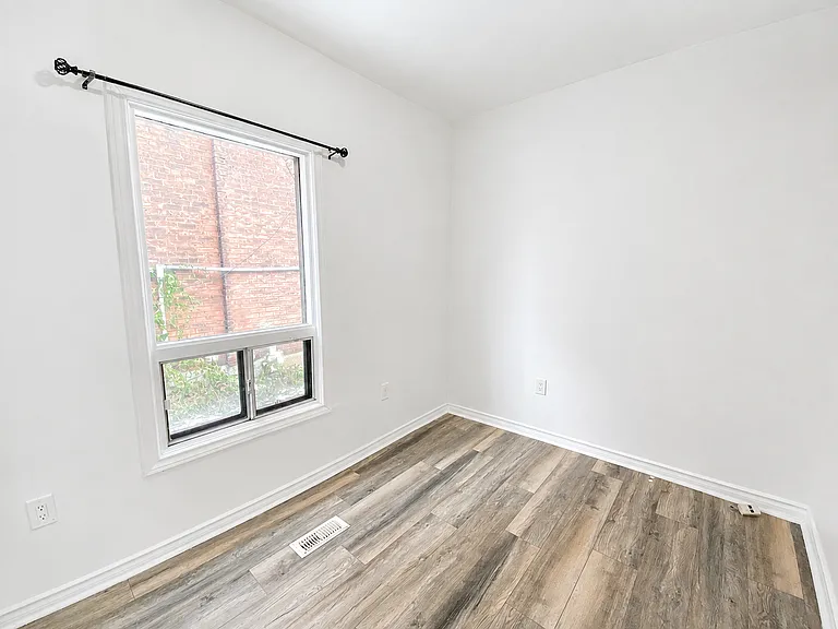 227 Catharine St N — Photo 12
