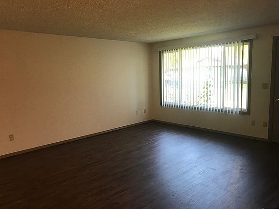 4th image of 129-31 NE Kingwood Dr #131
