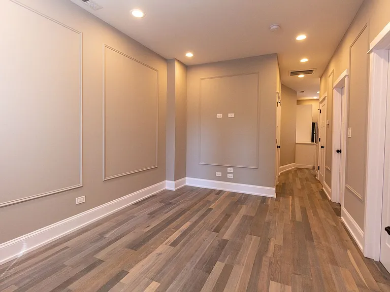 Pf-Arg, 2850 W Barry Series — Photo 12