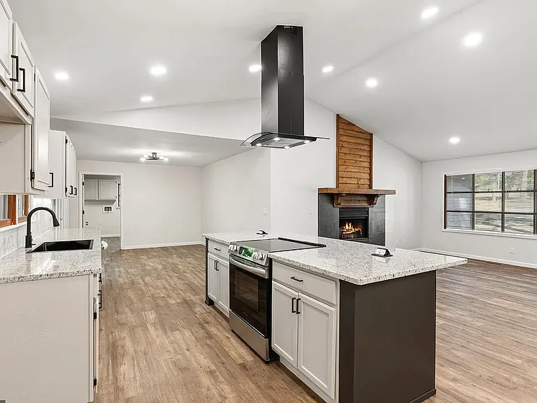 213 Dogwood Glen Dr — Photo 3
