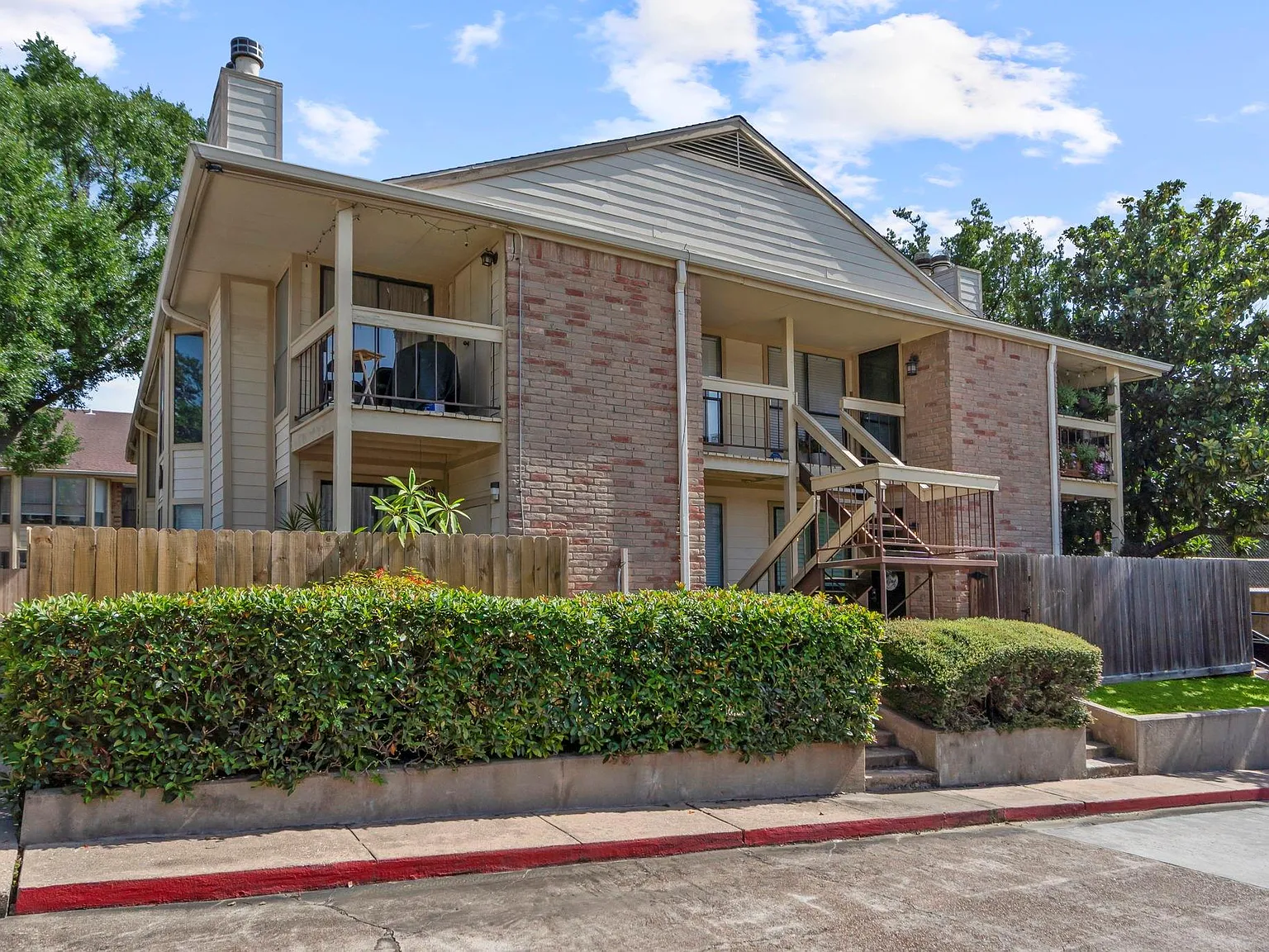 2 bed, 1.0 bath, 987 sqft, $1,800 — Photo 1
