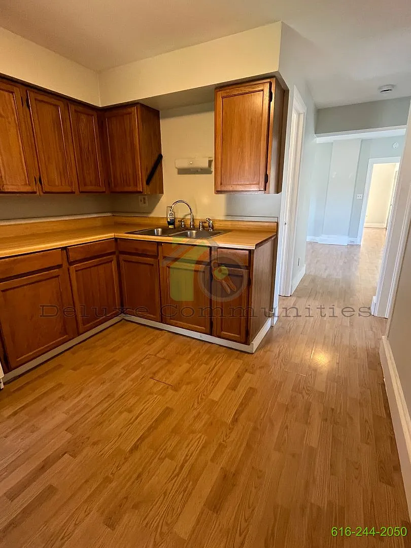 1021 Broadway Ave NW — Photo 2