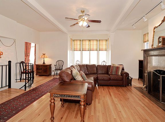 3rd image of 1031 W Bryn Mawr Ave APT 1A