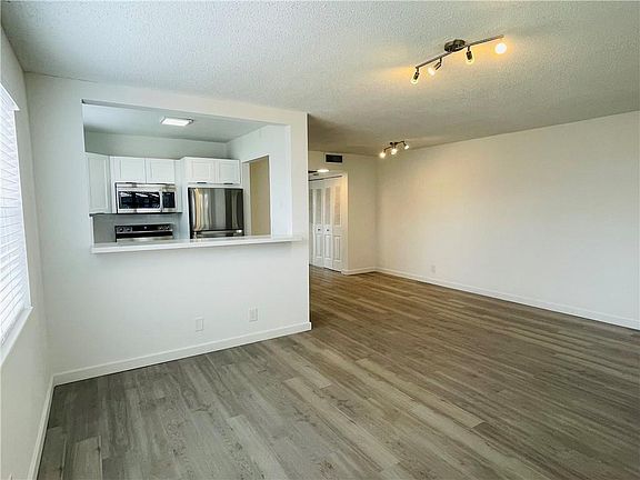 5th image of 121 E Canterbury #121