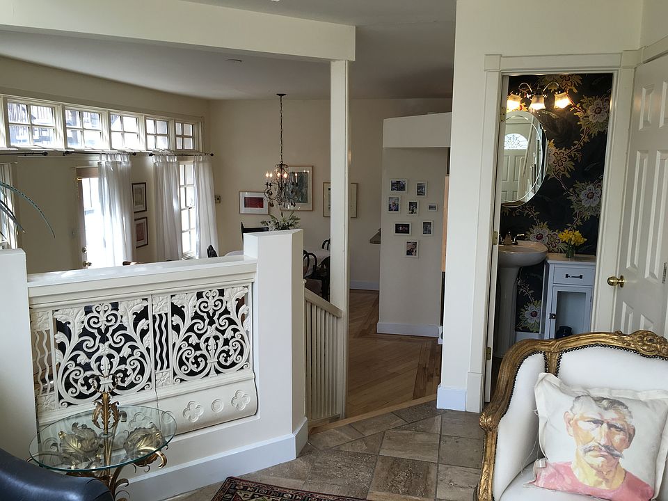 1st image of 1013 Marquette Ave NE