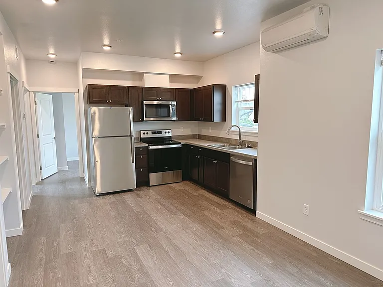 600 E Maple St — Photo 17