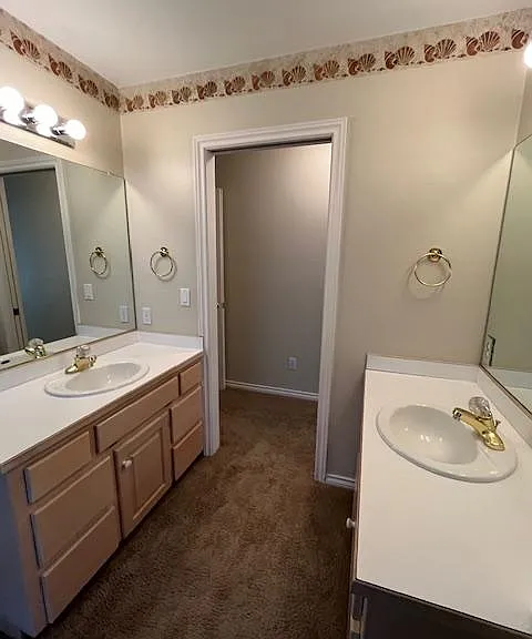 930 Robins Pl — Photo 14