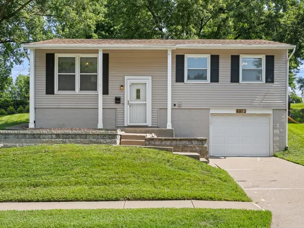 1272 Golden Valley Dr, Bettendorf, IA 52722
