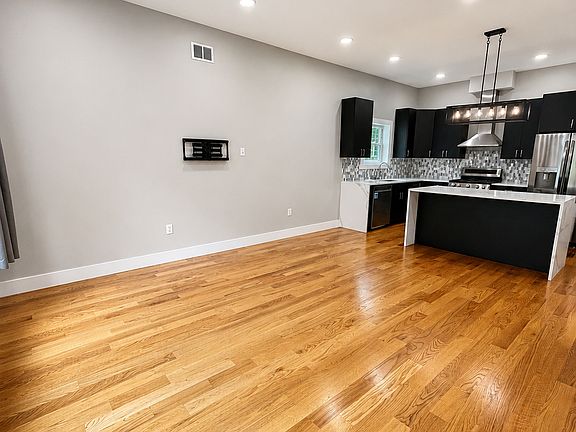 3rd image of 46 Yale Ave Room 1