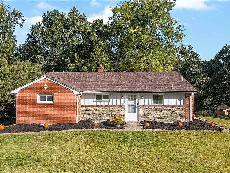 1423 Lakeside Dr — Photo 1