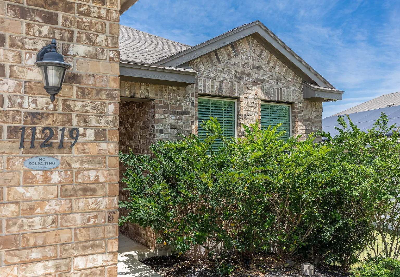 3 bed, 2.0 bath, 1800 sqft, $2,350 — Photo 2