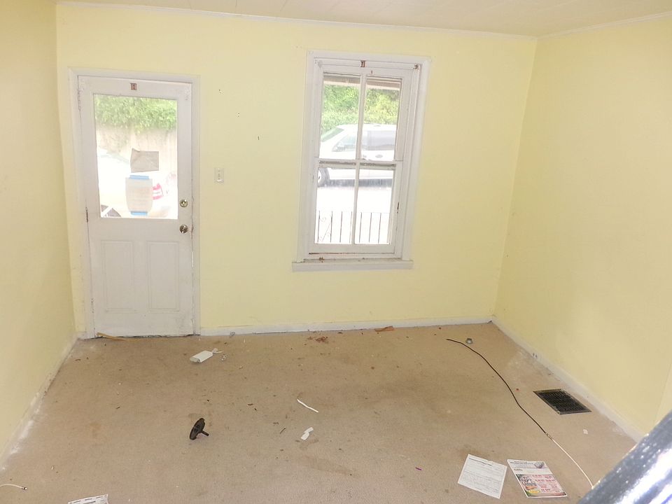 2nd image of 752 Roosevelt Ave