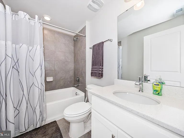 700 Bond St — Photo 36