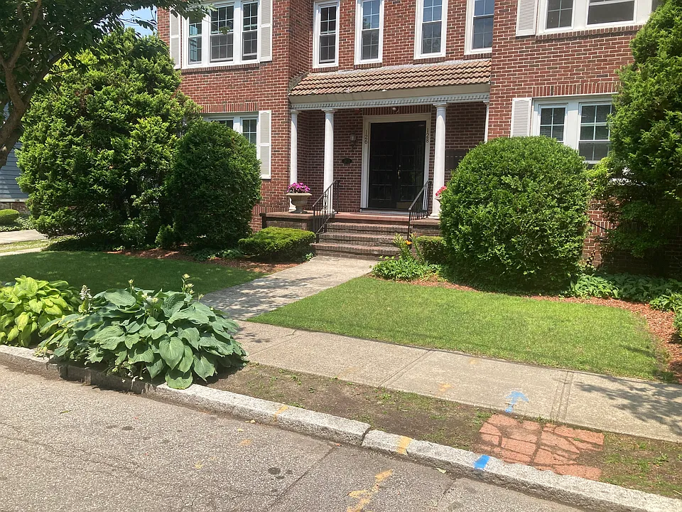 126 Elton St #4