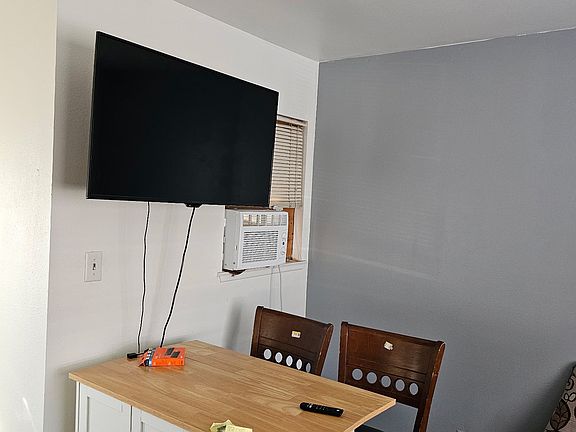 4th image of 1001 Meadowlark Dr