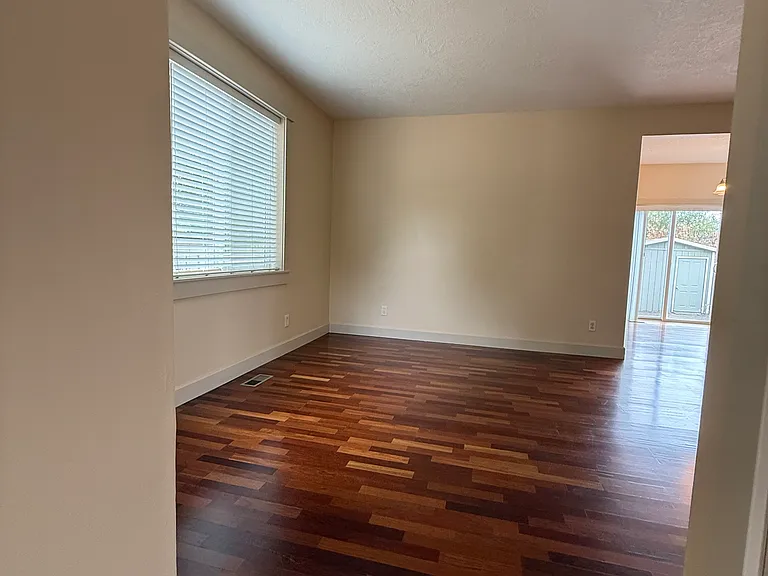2105 NE Cleveland Ave — Photo 3