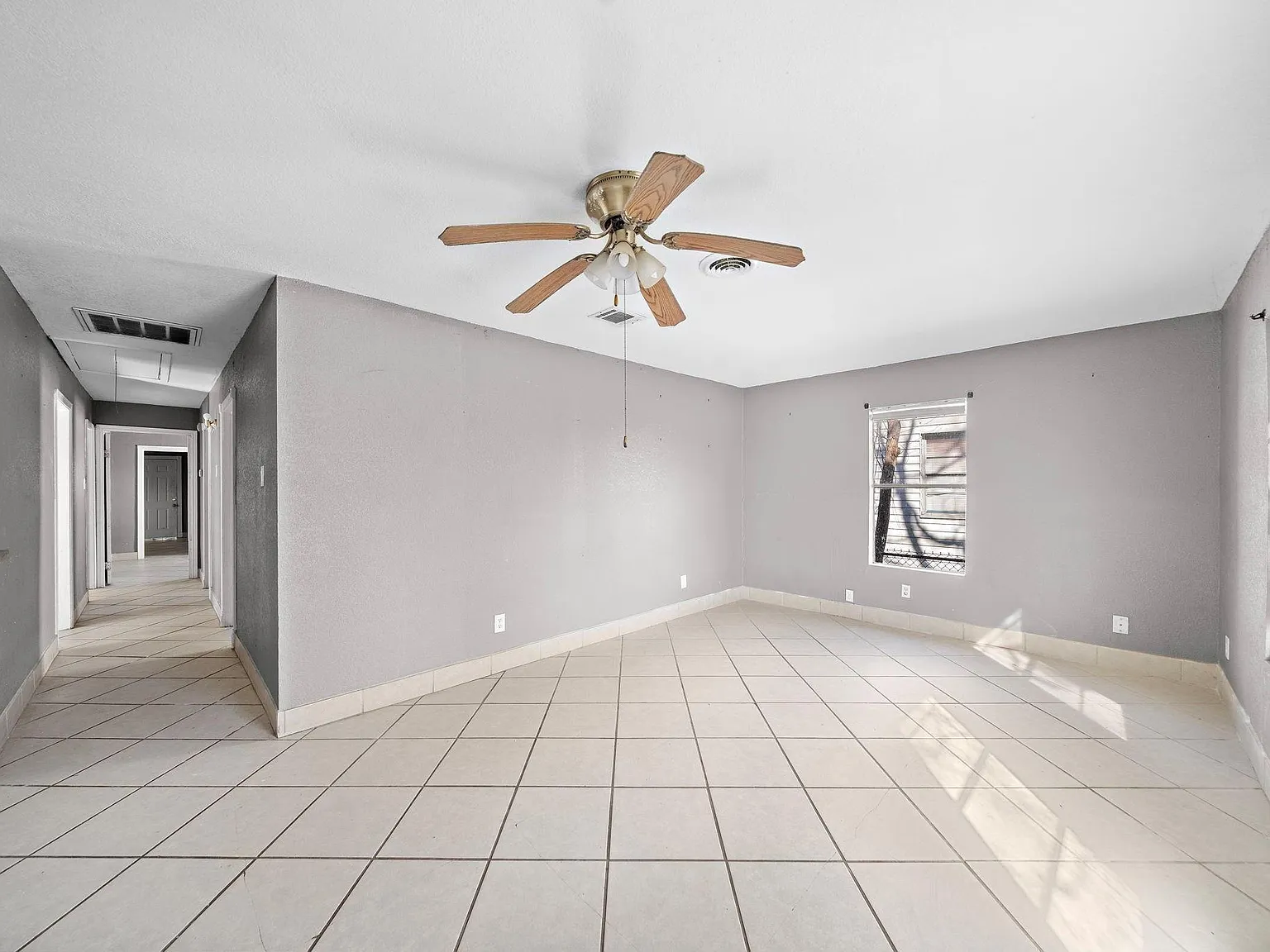 3 bed, 1.0 bath, 1916 sqft, $1,950 — Photo 3