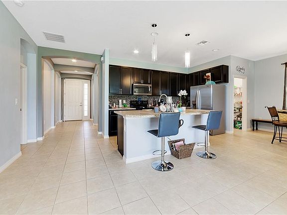 5th image of 303 Marival Dr