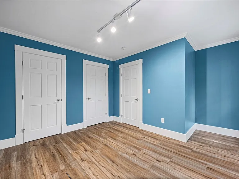 185 Columbia Ave — Photo 9