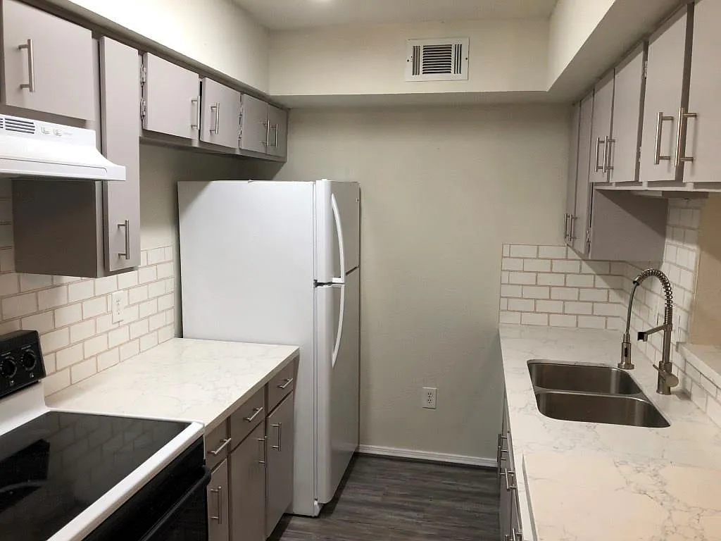 1 bed, 1.5 bath, 780 sqft, $990 — Photo 3