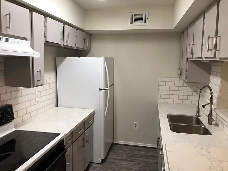 2100 S Wilcrest Dr #121 — Photo 3