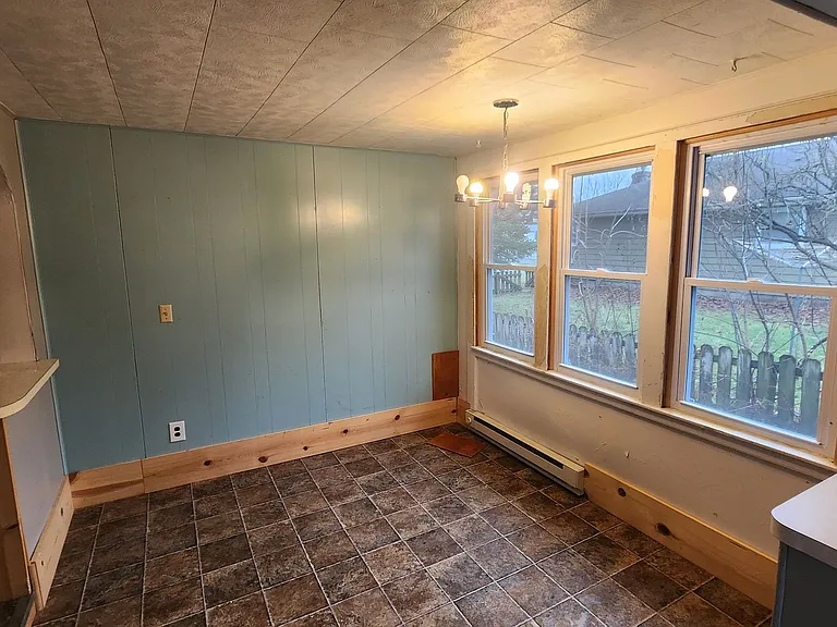 110 E Snow St — Photo 14