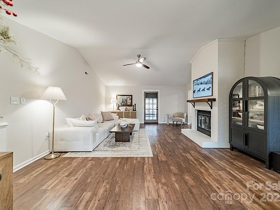 3rd image of 1245 Berryhill Ln
