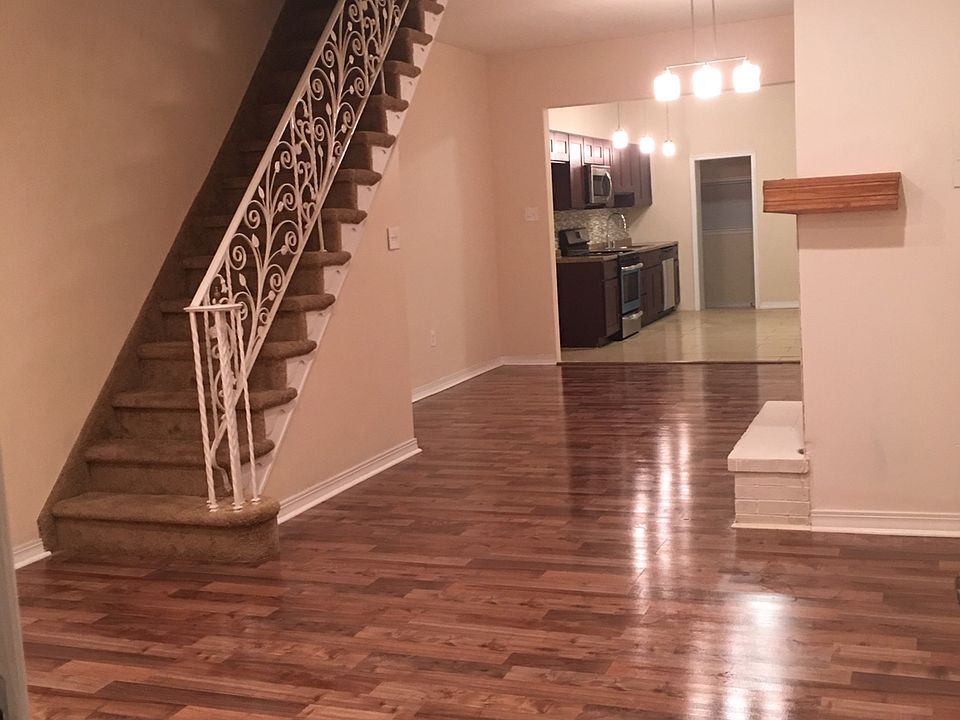 2nd image of 1554 N Alden St