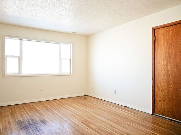3rd image of 1114 Park Dr #2
