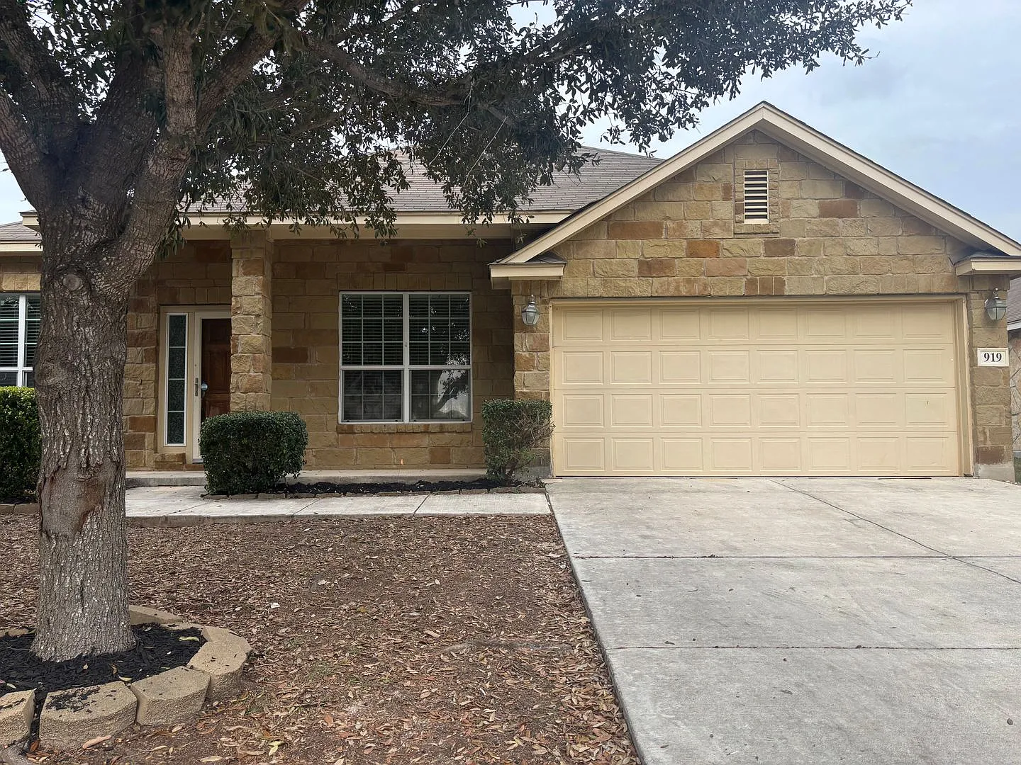 Beautiful One Story Home with Community Pool & Playground — Photo 4