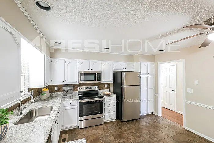 1028 Independence Ct — Photo 4