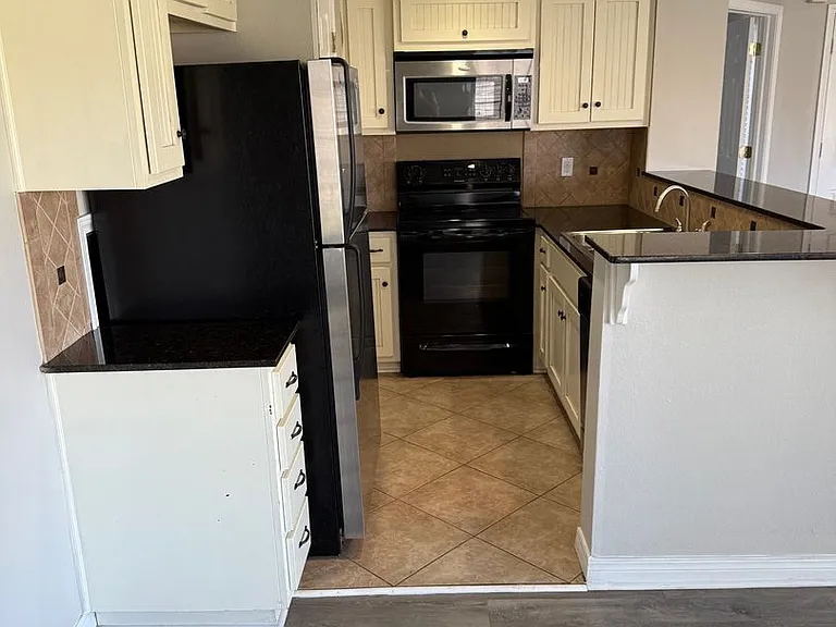 Silver Sands Apartments — Photo 22